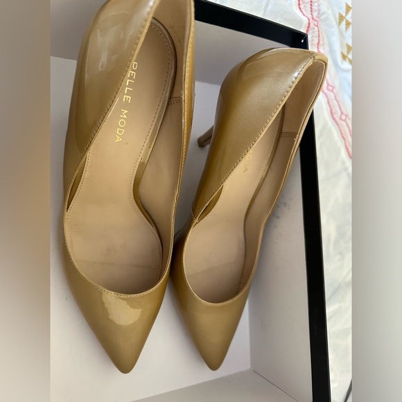 Pelle Moda Gold Mettalic Heels 8.5M- Size - Picture 2 of 5